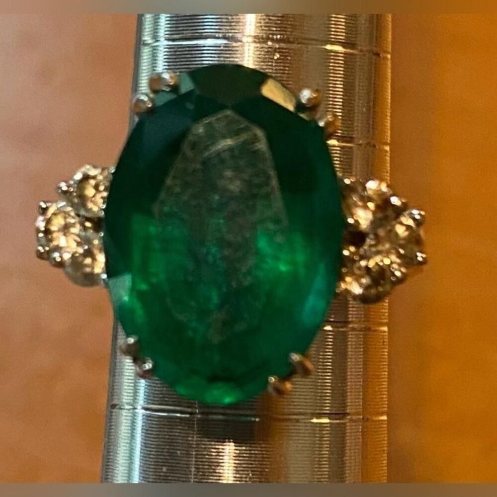 Sterling Silver 925 Green Gemstone Oval Cocktail Ring Side Stones Size 5.75